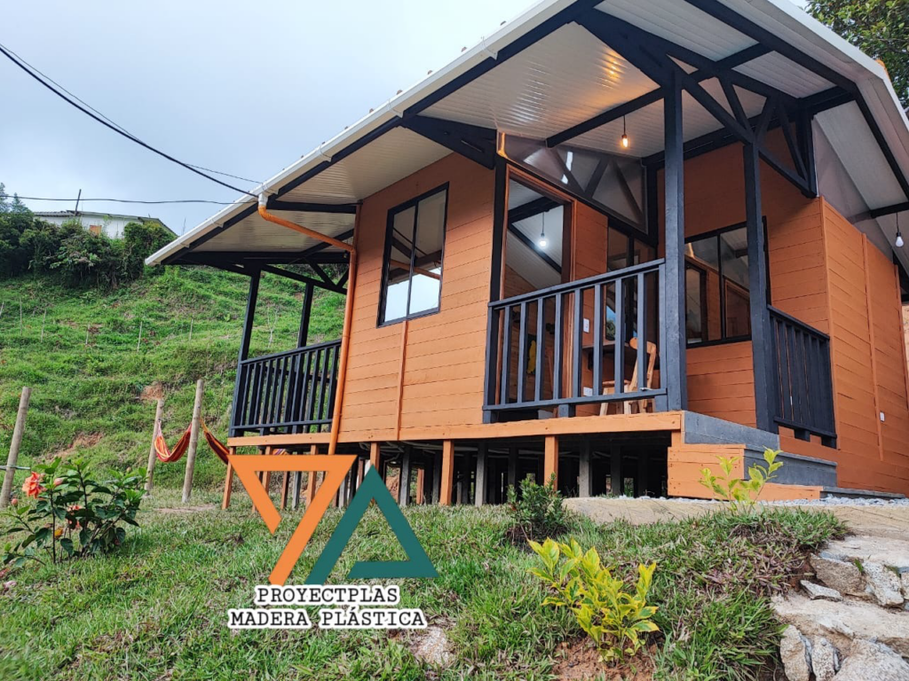 Casa construida con madera plástica PROYECTPLAS